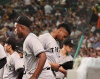 　９回、サヨナラ負けを喫し、ガックリと引き揚げるマルティネス（中央）＝撮影・北村雅宏