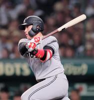 　５回、左前打を放つ増田陸