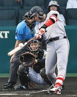 　１回、増田陸が左越えに先制の２点二塁打を放つ。捕手坂本