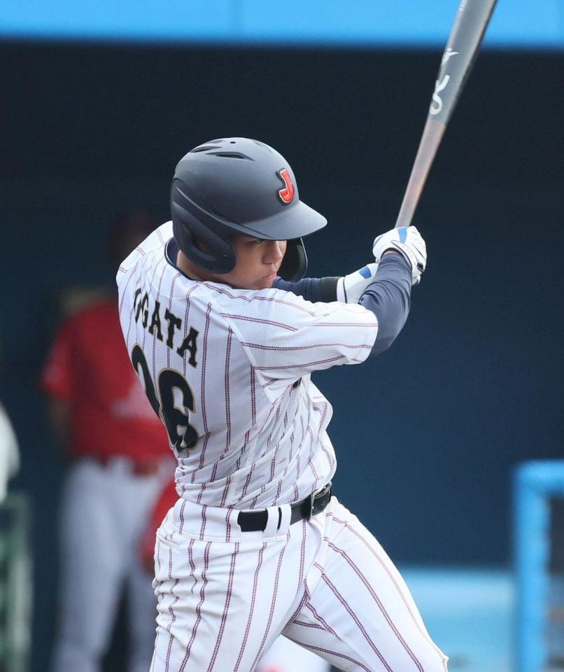 　８回、安打を放つ大学代表・緒方（撮影・石井剣太郎）