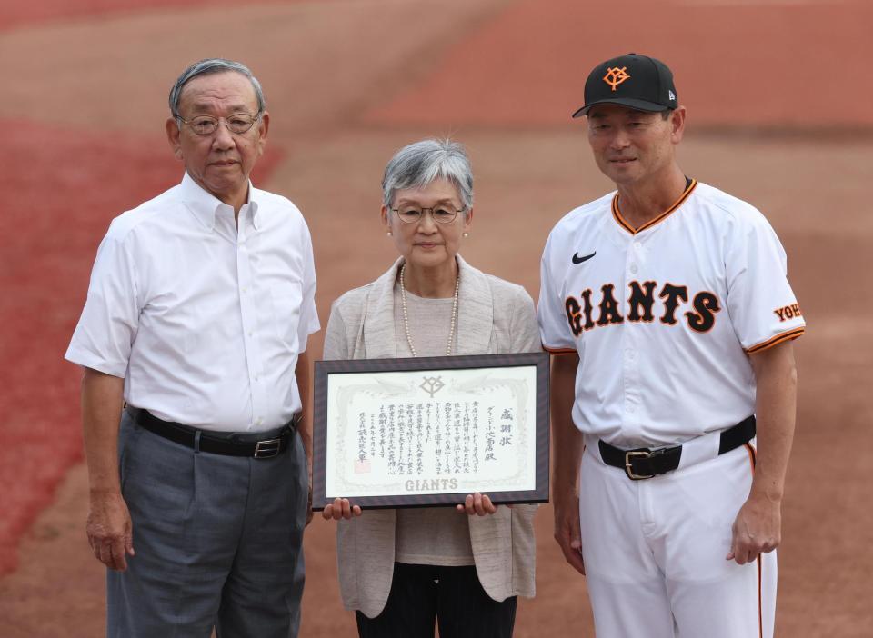 　写真におさまる堀内恒夫氏（左）、グランド小池商店の高橋文子さん（中央）、桑田二軍監督（撮影・佐々木彰尚）