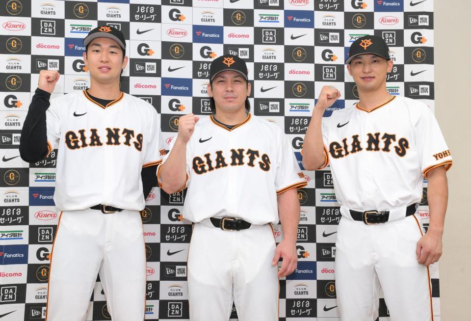 　オールスターゲームの選手間投票で選出され、笑顔を見せる（左から）山崎、甲斐、吉川（撮影・伊藤笙子）