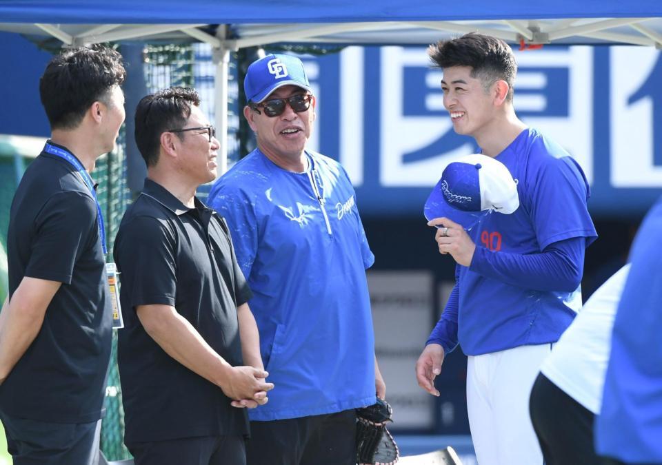 　松山（右）と談笑する井端監督（左から２人目）、井上監督（中央）＝撮影・佐藤厚