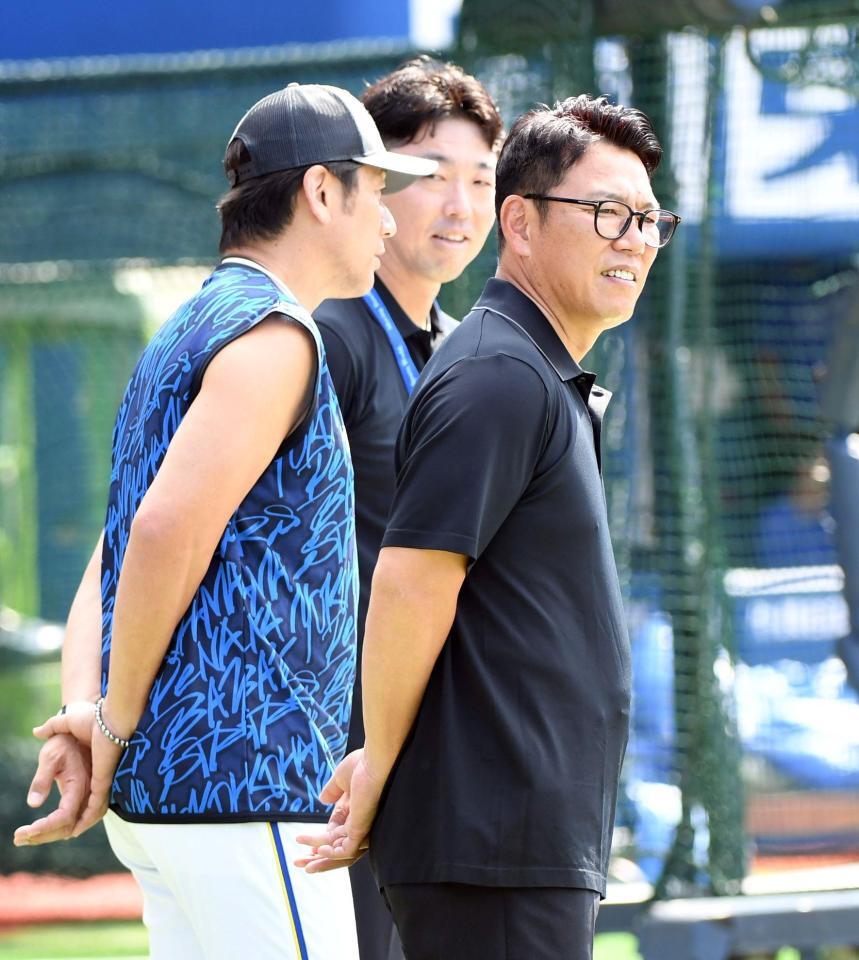 　三浦監督（左）と話す井端監督（右）＝撮影・佐藤厚