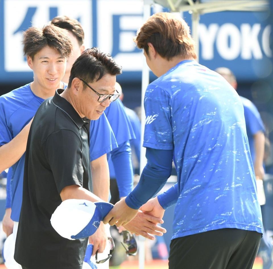 　高橋宏（右）と握手する井端監督（撮影・佐藤厚）