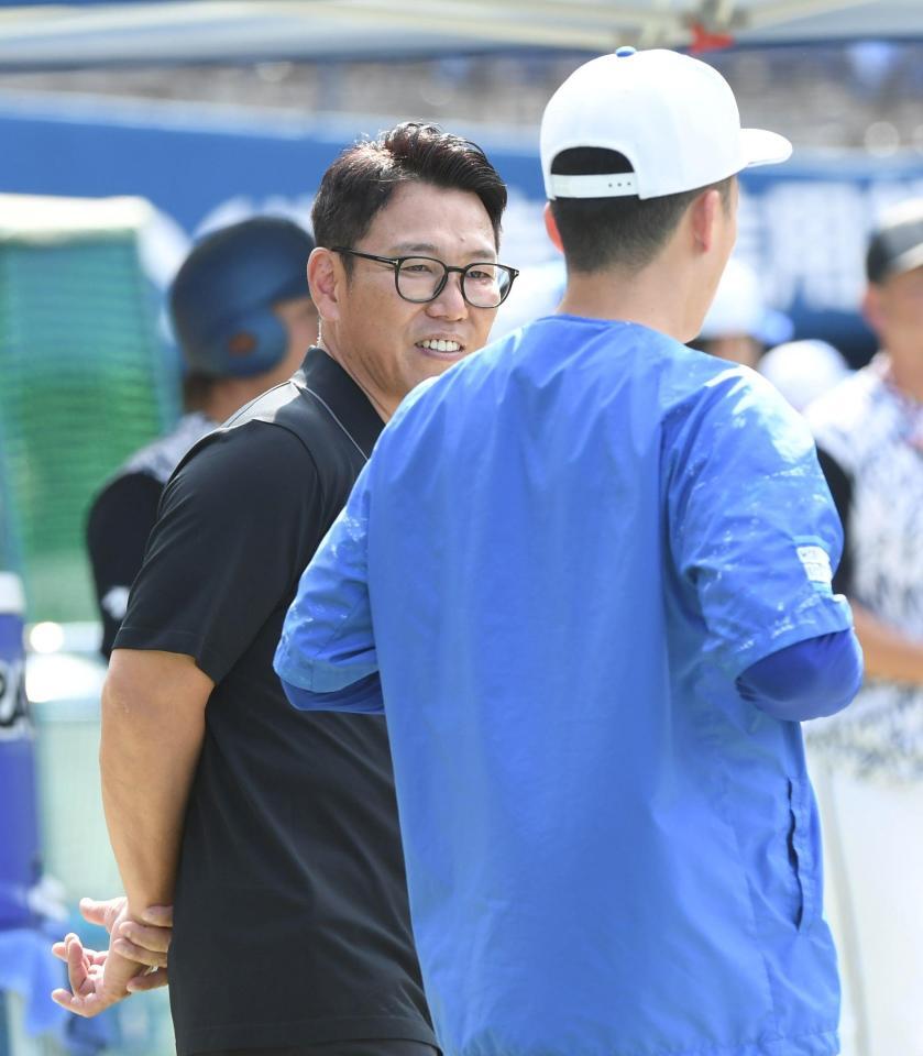 　岡林（右）と話す井端監督（撮影・佐藤厚）