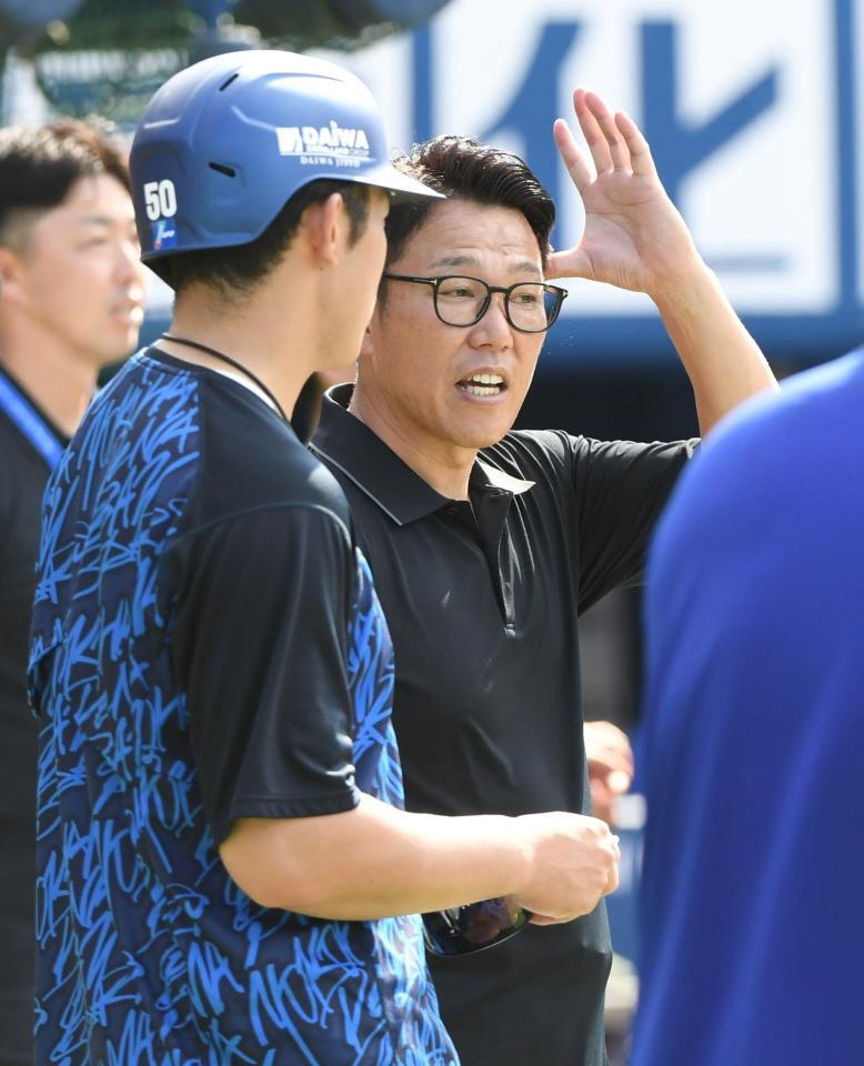 　山本（左）と話す井端監督（撮影・佐藤厚）