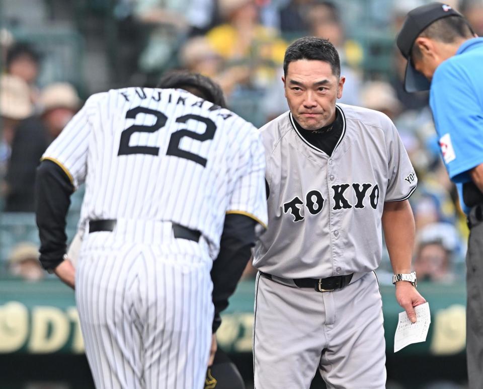 　藤川監督（左）とのメンバー表交換を終え、一礼する阿部監督（撮影・西田忠信）