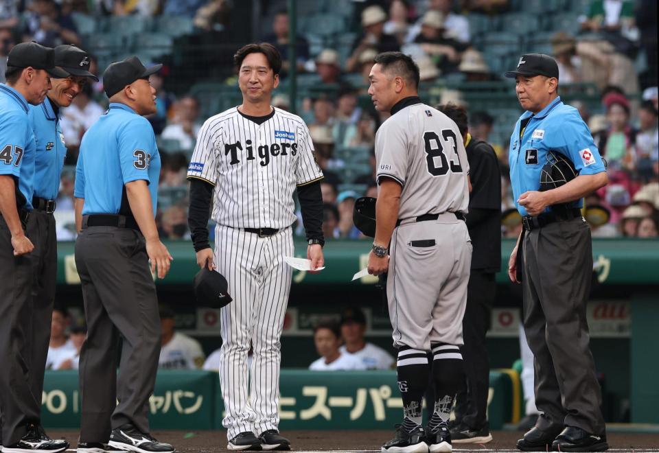 　メンバー表交換を終え、審判団と話す阿部監督（中央右）と藤川監督（同左）＝撮影・北村雅宏