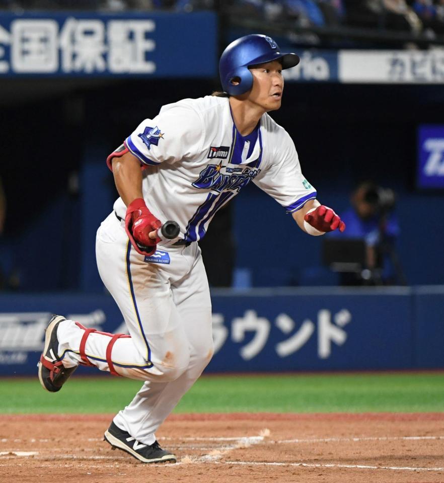 　４回、井上は右越えに２号勝ち越しソロを放つ（撮影・佐藤厚）