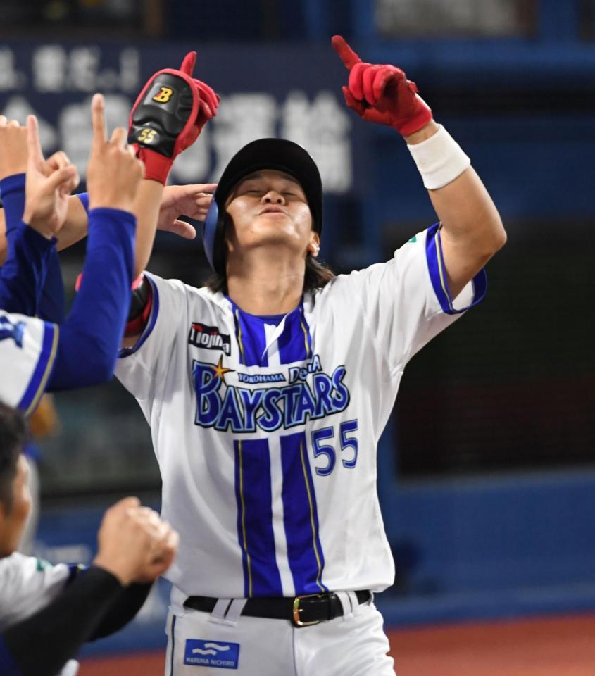 　４回、井上は右越えに２号勝ち越しソロを放ち、ベンチにがい旋する（撮影・佐藤厚）