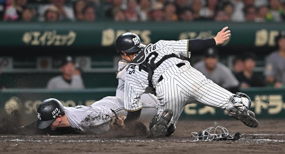 　５回、本塁へ突入する泉口（左）をタッチアウトにする坂本（撮影・西田忠信）