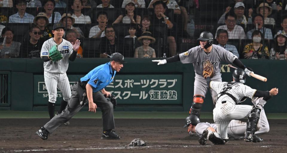 　５回、捕殺でピンチをしのぎ手を叩いて喜ぶ伊原（左端）＝撮影・飯室逸平