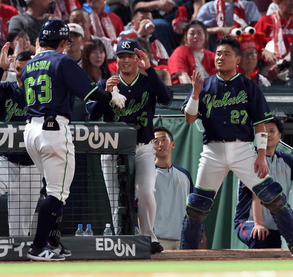 　６回、中越え３ランを放った増田珠を出迎える中村優（撮影・市尻達拡）