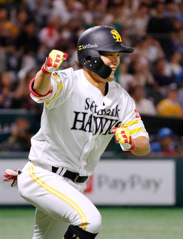 　２回、プロ初安打を放ちガッツポーズ山本