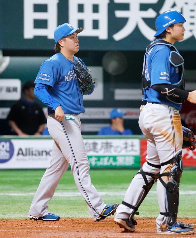 　４回、海野に２点打を許した先発の金村。右は捕手の田宮