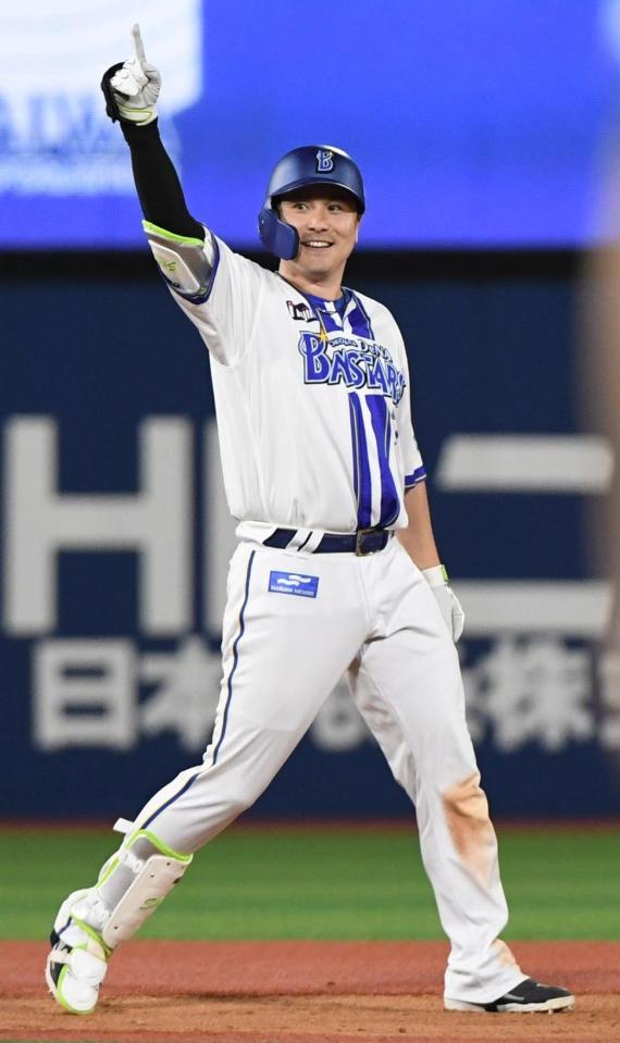 　５回、佐野は右線に適時二塁打を放つ（撮影・佐藤厚）