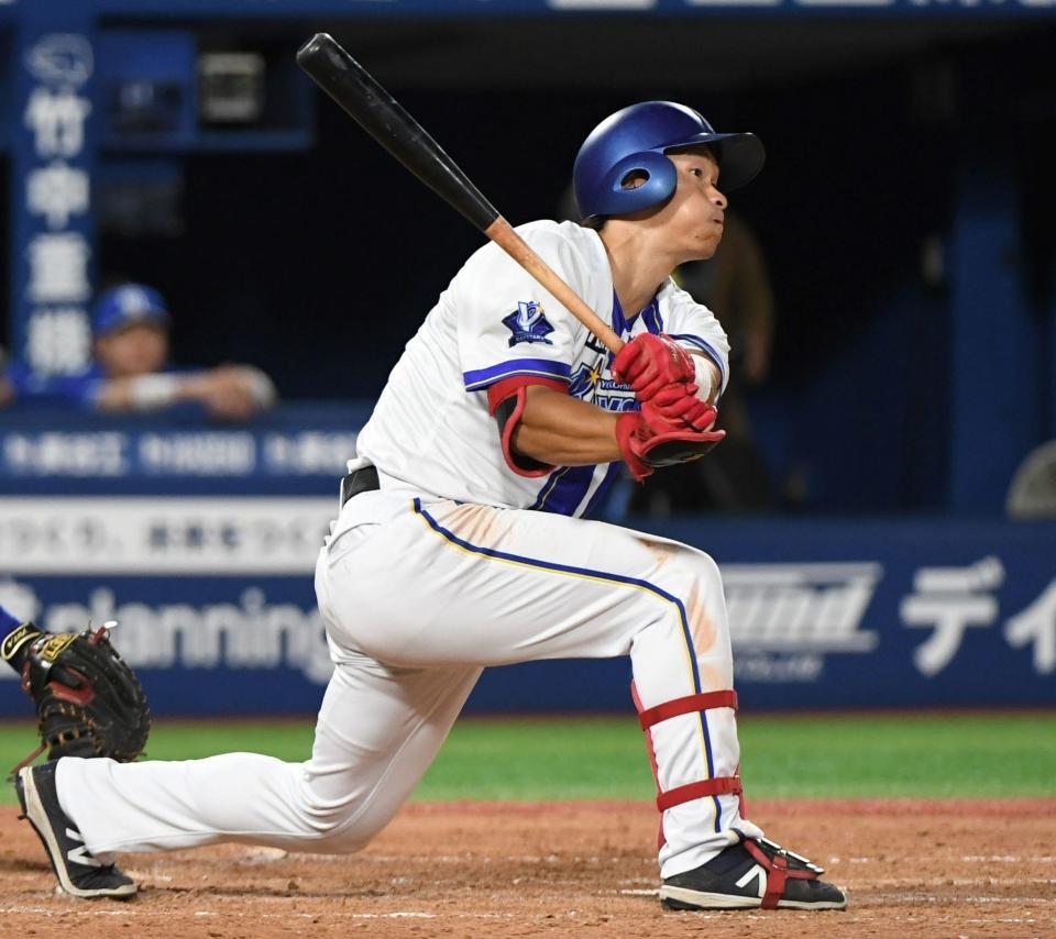 　４回、井上は右越えに２号勝ち越しソロを放つ（撮影・佐藤厚）