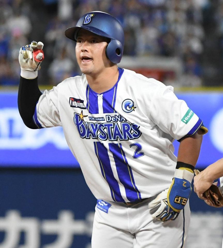 　７回、牧は中前適時打を放つ（撮影・佐藤厚）