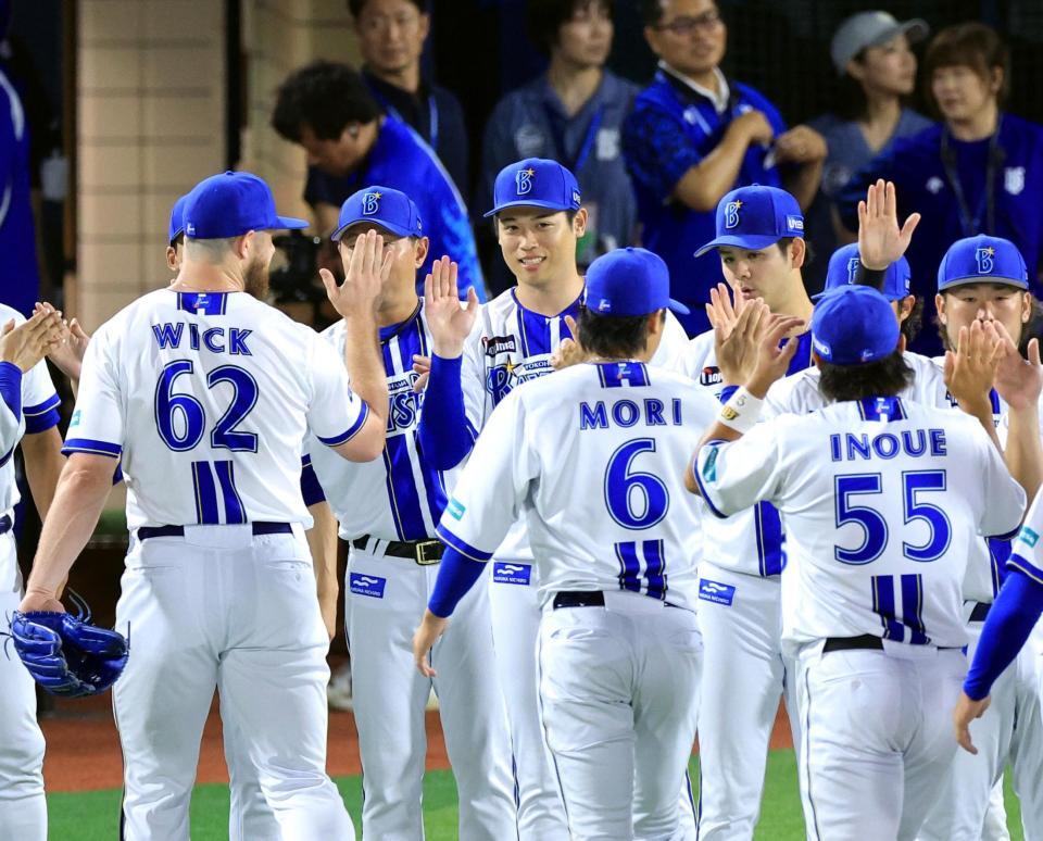 　中日に勝利し、喜び合う小園（中央）らＤｅＮＡナイン