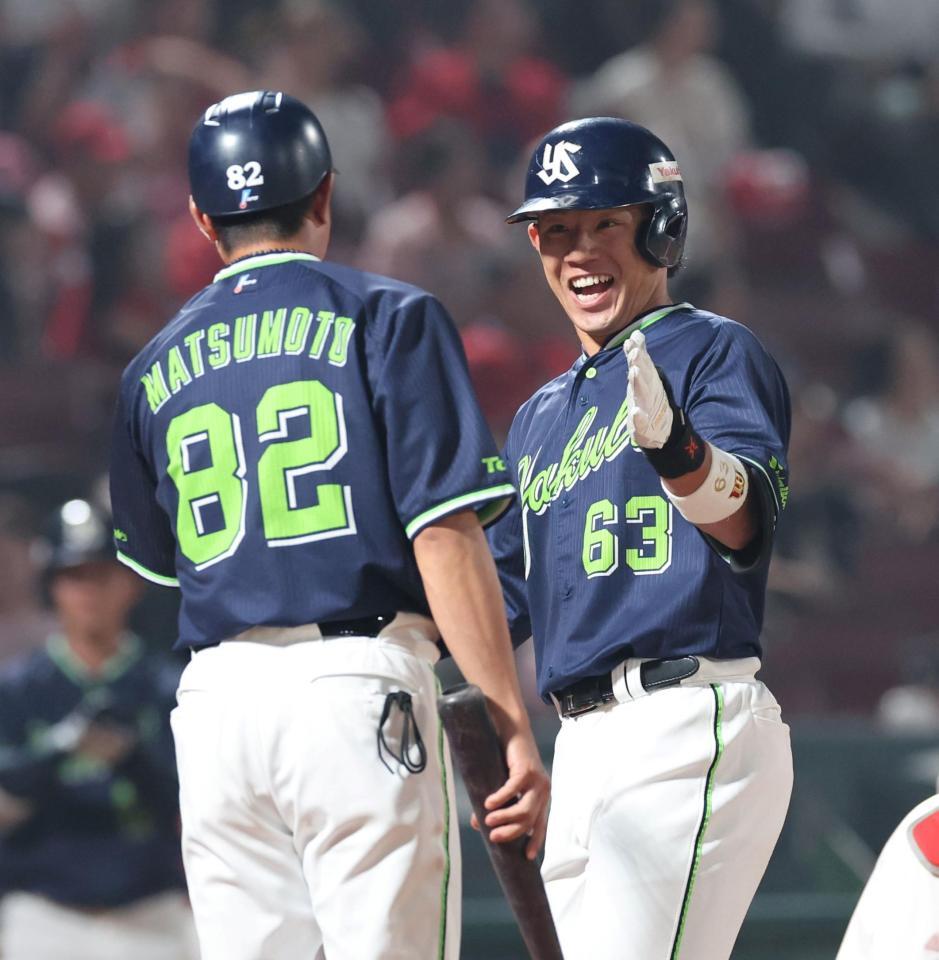 　６回、中越え３ランを放ち、タッチを交わす増田珠（撮影・市尻達拡）