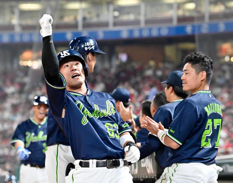 　６回、代打で３ランを放ち喜ぶ増田（左）