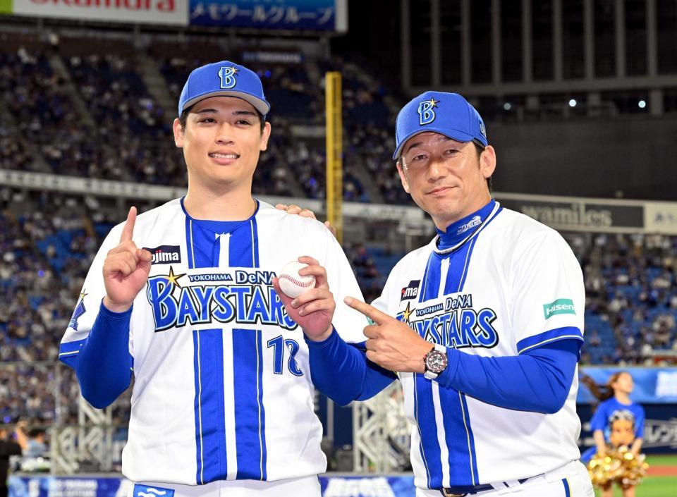 　プロ初勝利を挙げ、三浦監督（右）から祝福される小園