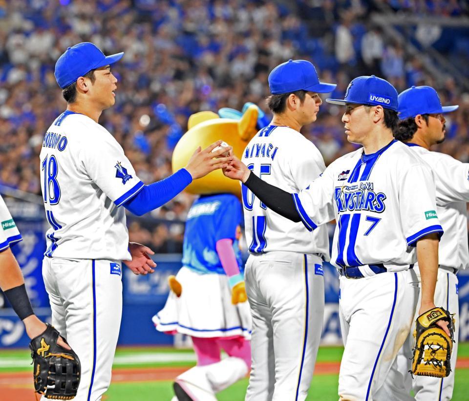 　試合終了後、佐野（右）からウイニングボールを受け取る小園