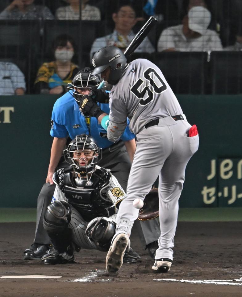 　８回、死球を受けるオコエ（撮影・飯室逸平）