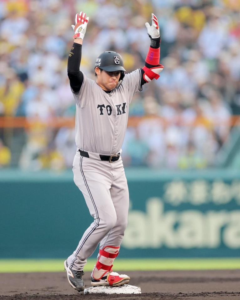 　１回、先制の２点二塁打を放ち喜ぶ増田陸