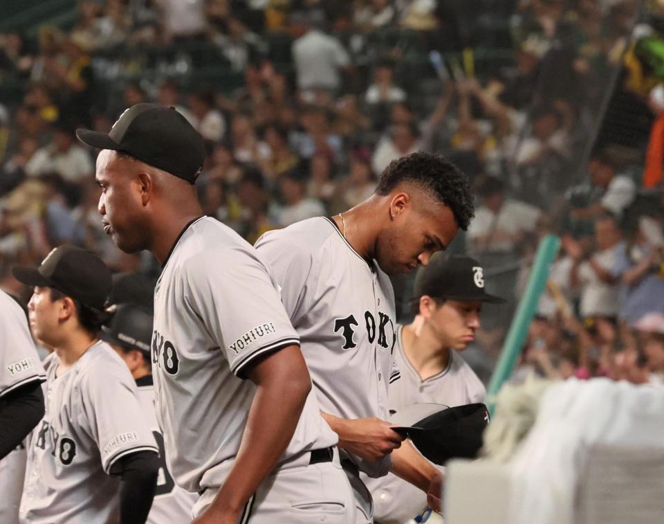 　９回、サヨナラ負けを喫し、ガックリと引き揚げるマルティネス（中央）＝撮影・北村雅宏