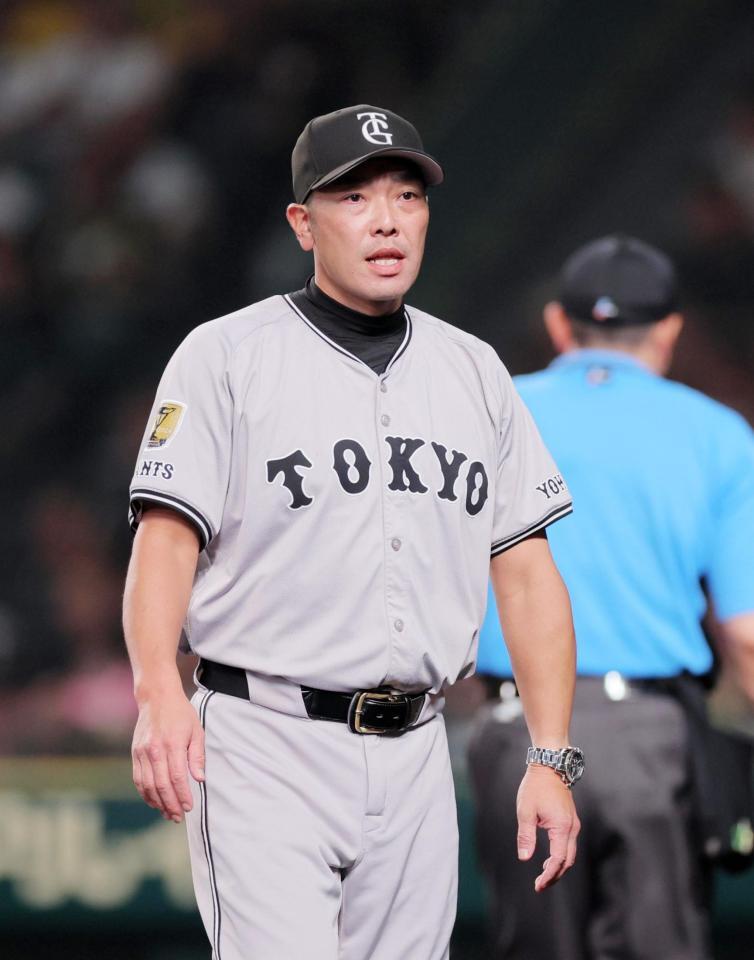 　５回、選手交代を告げた阿部監督