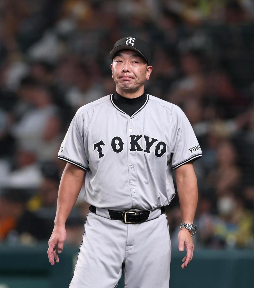 　７回の攻撃を終え、選手交代を告げた阿部監督（撮影・北村雅宏）