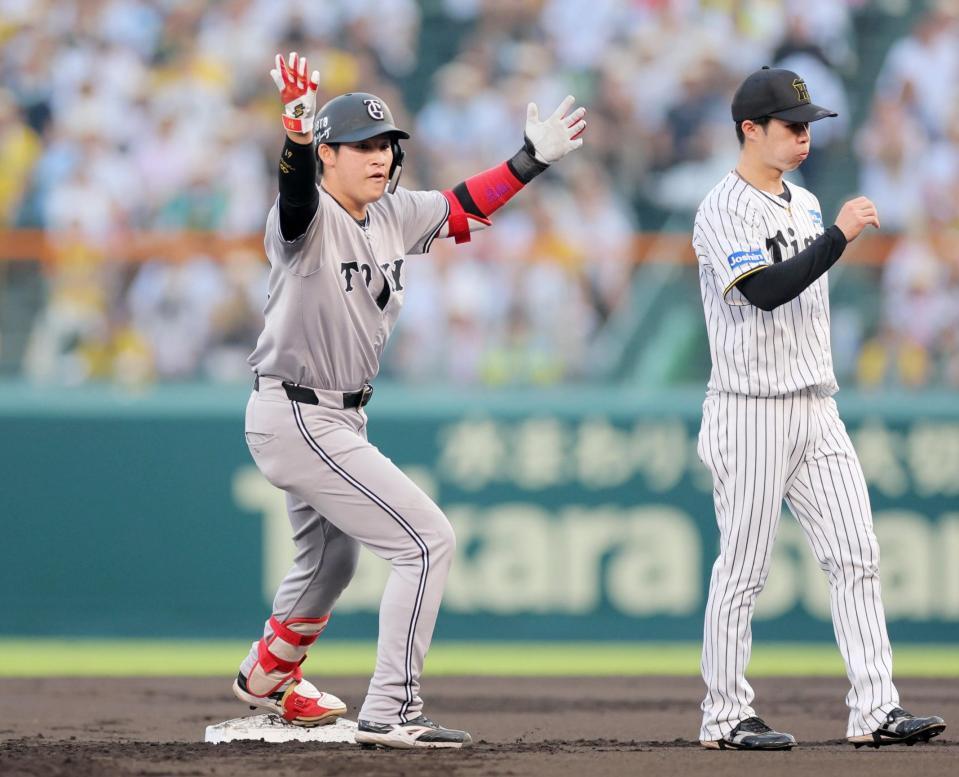 　１回、先制の２点二塁打を放ち喜ぶ増田陸