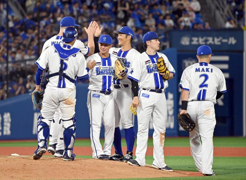 　中日に勝利して喜ぶＤｅＮＡナイン