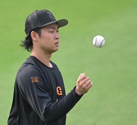 　登板へ向け調整する山崎（撮影・飯室逸平）