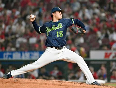 　５回、２死満塁のピンチを切り抜け、笑顔でベンチに戻る中村優（右）