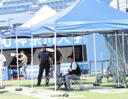 　打撃ゲージ後ろに設置された日除けテントに座る中野（撮影・田中太一）