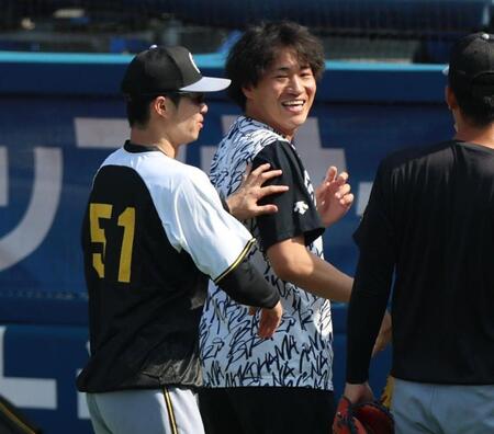 　岩田（中央）と笑顔の中野（撮影・金田祐二）