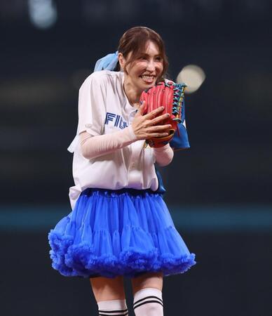 　ファーストピッチセレモニーに登場したＫＡＢＡ．ちゃん（撮影・中島達哉）