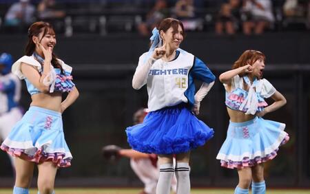 　スペシャルダンスを披露するファイターズガールとＫＡＢＡ．ちゃん（中央）＝撮影・中島達哉