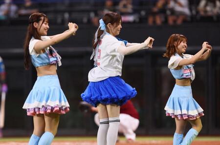 　スペシャルダンスを披露するファイターズガールとＫＡＢＡ．ちゃん（中央）＝撮影・中島達哉