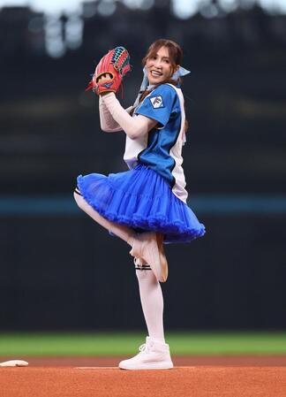 　ファーストピッチセレモニーで投球するＫＡＢＡ．ちゃん（撮影・中島達哉）