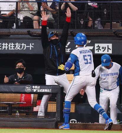 　１回、先頭打者本塁打を放った水谷（右から２人目）をハイタッチで迎える新庄監督（中央）＝撮影・中島達哉