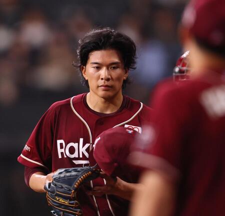 　３回で６失点し、ベンチに戻る早川（撮影・中島達哉）