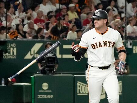 　８回、代打キャベッジが右越えに決勝ソロを放つ