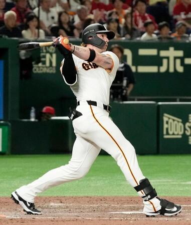 　８回、代打キャベッジが右越えに決勝ソロを放つ