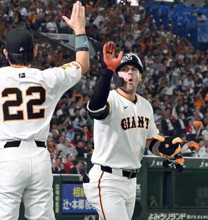 　８回、ソロを放ちナインに迎えられるキャベッジ