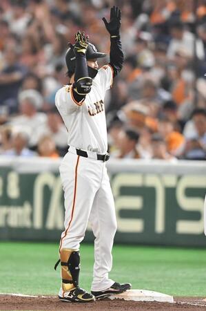 　５回、右前打を放ちポーズを見せる山埼（撮影・開出牧）