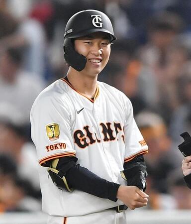 　３回、中前打を放ち不敵な笑みを浮かべる山埼（撮影・開出牧）